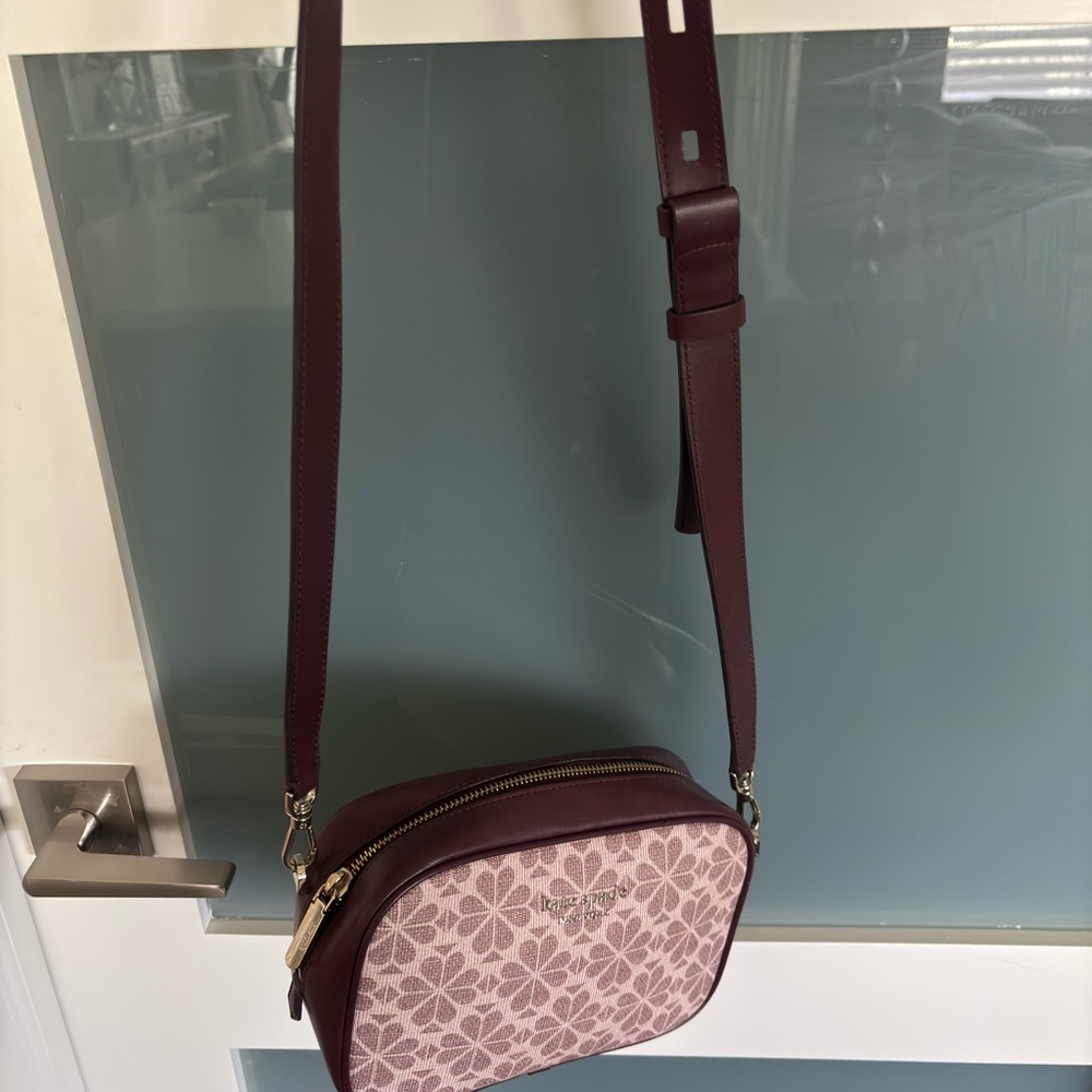 Kate Spade ♠️ Crossbody Bag with Floral DesignFlower
Medium Camera Bag In Pink - Picture 5 of 11